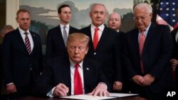 Prezident Tramp Isroil Bosh vaziri Benyamin Netanyaxu oldida Amerika G'o'lan tepaliklarini Isroil hududi sifatida tan olishini tasdiqlovchi hujjatni imzolamoqda