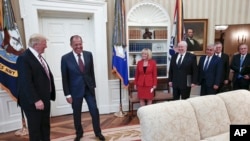 U.S. President Donald Trump meets with Russian Foreign Minister Sergey Lavrov, second left, at the White House in Washington, May 10, 2017. (Russian Foreign Ministry photo via AP) 