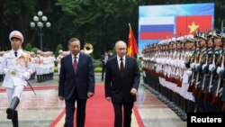 ប្រធានាធីបតី​រុស្ស៊ី​លោក Vladimir Putin ត្រូវបានស្វាគមន៍​នៅ​ក្នុង​ទីក្រុង​ហាណូយ​ប្រទេស​វៀតណាម​ដោយ​ប្រធានាធិបតី​វៀតណាមលោក To Lam​ កាលពី​ថ្ងៃទី​២០ មិថុនា ឆ្នាំ២០២៤។