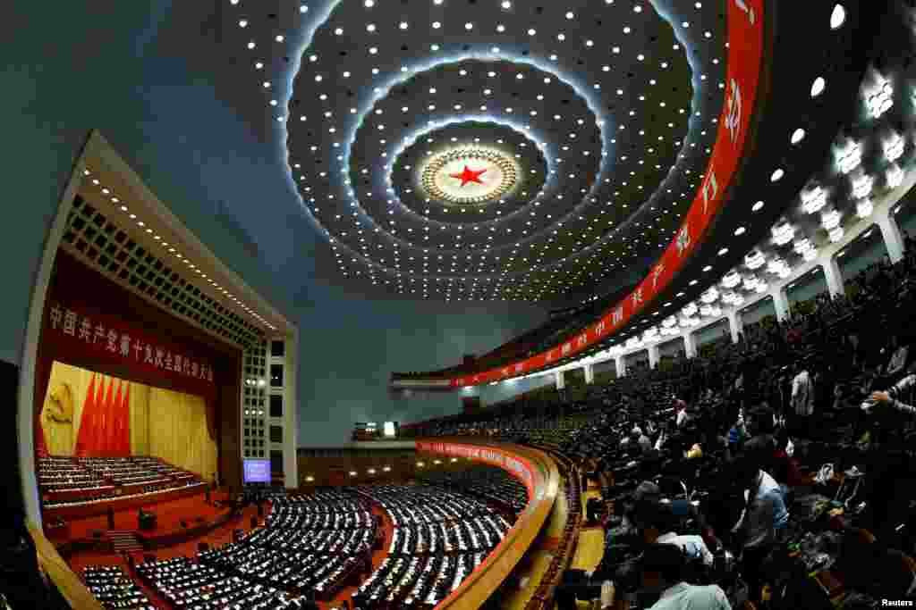 北京人民大会堂的中共十九大开幕式会场(2017年10月18日)。楼上第一排似乎是空着的。根据笔者过去的采访经验,楼上有媒体记者和军乐队。会场上空有标语“伟大、光荣、正确的中国共产党万岁!”这是中共的传统口号,毛泽东和刘少奇从1951年起就自称中共伟大光荣正确。所以有不少不满中共的人将其戏称作“伟光正”或“畏光症”。