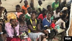De nouveaux réfugiés du Soudan du Sud dans le district d'Arua, en Ouganda, le 30 janvier 2018. (VOA/Athumani)