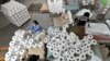 Para pekerja terlihat di lini produksi di sebuah pabrik tekstil kapas di Korla, Daerah Otonomi Uighur Xinjiang, China, 1 April 2021. (Foto: cnsphoto via REUTERS)
