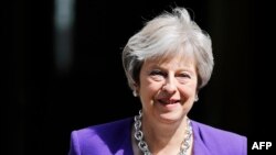 La première ministre britannique, Theresa May, quitte le 10 Downing Street à Londres avant la session hebdomadaire des questions à la Chambre des communes, le 4 juillet 2018.