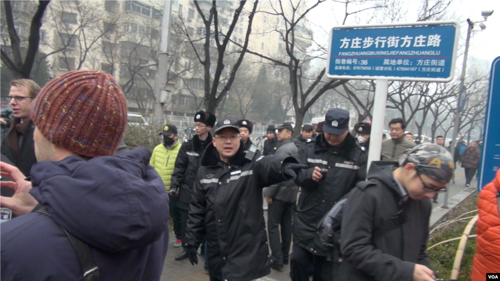 北京警方12月14日一早在法院入口附近拉起警戒线,阻止要求旁听浦志强案庭审的西方外交官和中国公民接近法庭。(美国之音叶兵拍摄)