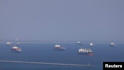 Barcos de contenedores esperan cerca de los congestionados puertos de Los Ángeles y Long Beach, en California, el 29 de septiembre de 2021.