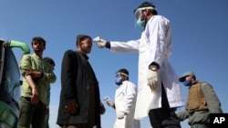 Arhiva - Zdravstveni radnici mere telesnu temperaturu avganistanskim putnicima, u okviru napora da se spreči širenje Kovida 19, na ulazu u Kabul kroz Zapadnu kapiju, u Pagman distriktu, Avganistan, 22. marta 2020.