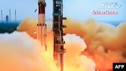 TV India menyiarkan peluncuran pesawat PSLV-C25 yang membawa wahana penjelajah Mars Orbiter dari fasilitas peluncuran roket Sriharikota, India hari Selasa sore (5/11). 