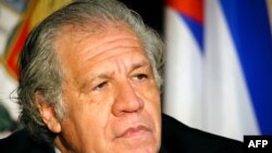 El secretario general de la OEA, Luis Almagro, escucha durante el Foro del Instituto Interamericano para la Democracia 'Defensa de la Democracia en las Américas' en Miami, Florida, el 5 de mayo de 2021.