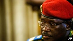 Le général Yacouba Isaac Zida fait une annonce aux médias à Ouagadougou, au Burkina Faso, le 1er novembre 2014.