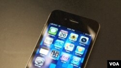 Ponsel pintar iPhone-4 buatan perusahaan Apple.