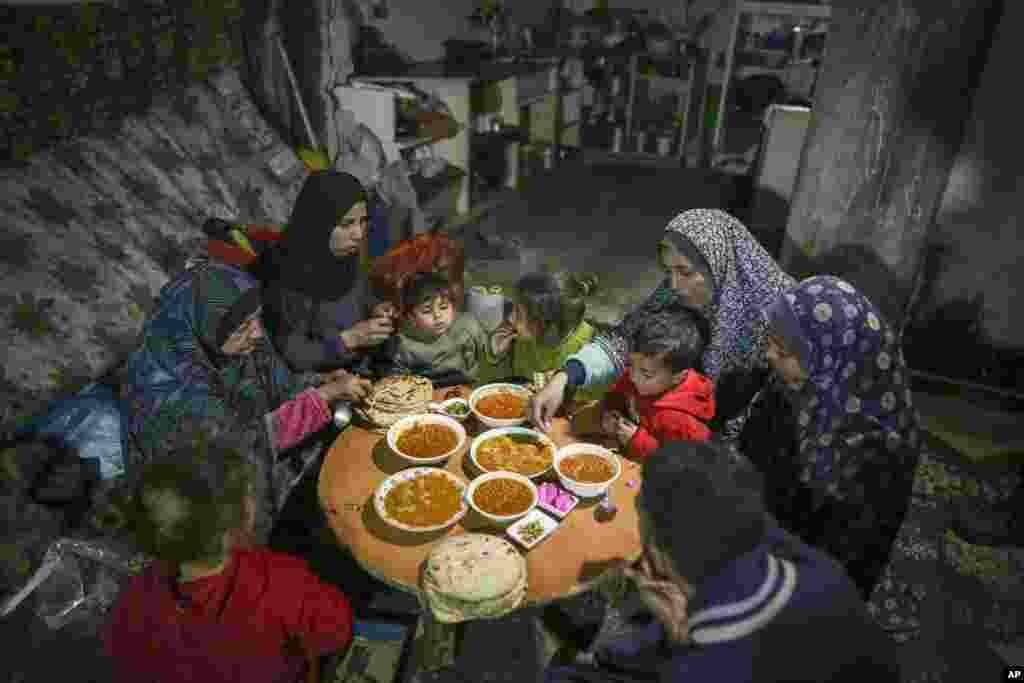 په غزه کې د يوې فلسطیني کورنۍ روژه ماتی