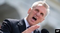 El presidente de la Cámara de Representantes de EEUU, el republicano Kevin McCarthy, ofrece una rueda de prensa a las puertas del Capitolio, en Washington, el 17 de mayo de 2023.