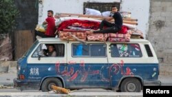 Palestinos huyen de Ráfah, en el sur de la Franja de Gaza, ante una inminente operación de Israel en la ciudad, el 12 de mayo de 2024.