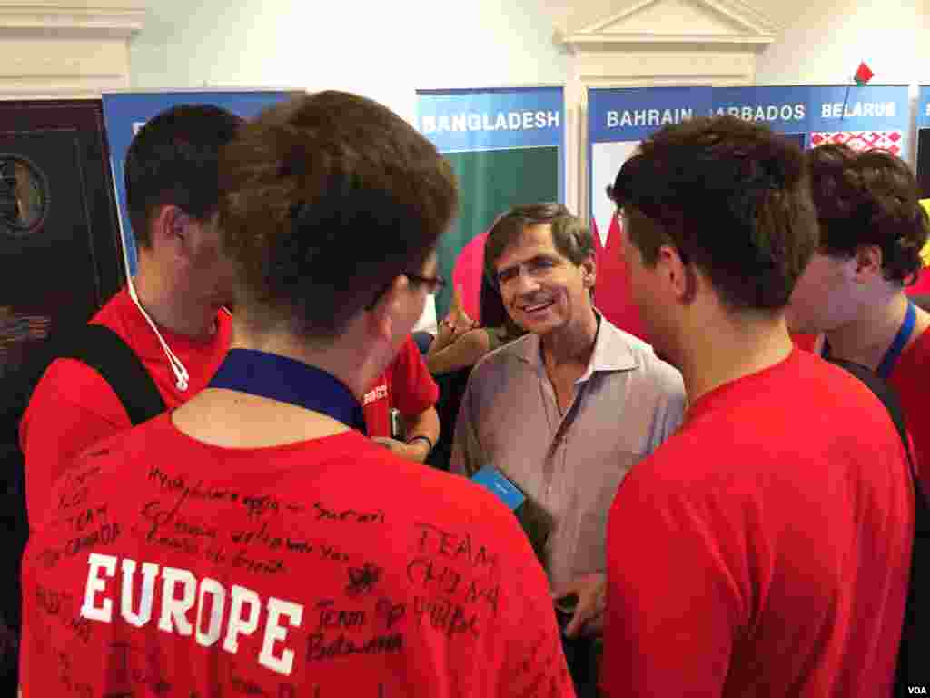 លោក Joe Sestak ប្រធានអង្គការ First Global ថតជាមួយក្រុមអឺរ៉ុប (Team Europe) ដែលជាក្រុមជ័យលាភីមេដាយមាស បន្ទាប់ពីការបញ្ចប់ជាស្ថាពរ ការប្រកួតបញ្ជាមនុស្សយន្តអន្តរជាតិ First Global Challenge នៅសាលសម្តែងសិល្បៈ DAR Constitution Hall ក្នុងរដ្ឋធានីវ៉ាស៊ីនតោន កាលពីថ្ងៃអង្គារ ទី១៨ ខែកក្កដា ឆ្នាំ២០១៧។ (សឹង សុផាត/VOA)