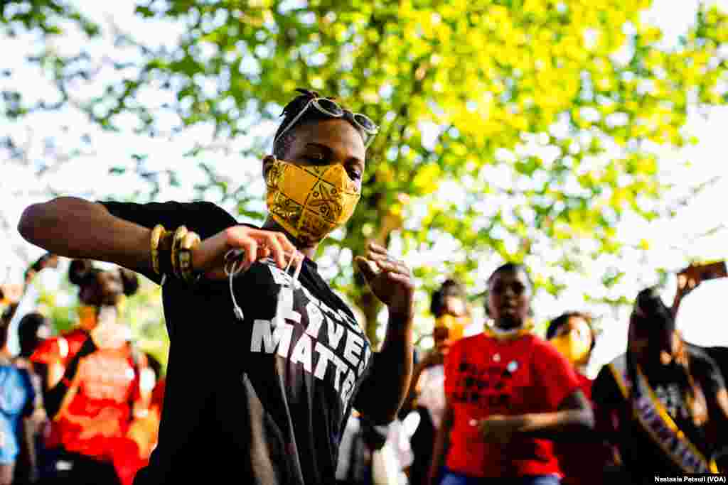 Une manifestante danse sur le concert de percussions lors du rassemblement "Africans 4 BLM" à Washington DC, le 14 juin 2020. (VOA/Nastasia Peteuil)