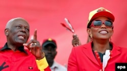 Falecido Presidente de Angola, José Eduardo dos Santos, ao lado da esposa Ana Paula dos Santos, na campanha eleitoral de 2012