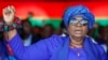 Nandi-Ndaitwah serre le poing lors d'un meeting de campagne à Windhoek le 24 novembre 2024.
