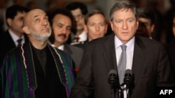 Xolbruk afg’on prezidenti Hamid Karzay bilan til topishishga qiynaldi. “Hukumatingiz korrupsiya botqog’ida, atrofingizga kallakesar, yulg’ich va qoradori savdogarlarini to’plab olgansiz” degan gaplari Karzayga qattiq botgan.