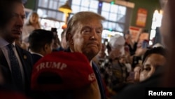 El expresidente estadounidense y candidato presidencial republicano Donald Trump se reúne con sus partidarios en un evento de "compromiso con el caucus" en un bar n Ankeny, Iowa, Estados Unidos, el 2 de diciembre de 2023.