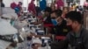 Warga secara sukarela mengikuti tes cepat (rapid test) gratis Covid-19 di Surabaya, 2 Juni 2020. (Foto: AFP)