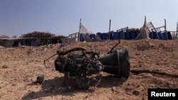 Puing-puing peluncur roket yang, menurut otoritas Israel, melukai seorang gadis berusia 7 tahun, setelah Iran meluncurkan pesawat nirawak dan rudal ke arah Israel, dekat Arad, Israel, 14 April 2024. (Foto: REUTERS/Christophe van der Perre)