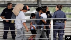 El número de llegadas en familia alcanzó los 15.995, un fuerte incremento desde el pasado mes de julio. Las familias representaron una tercera parte más de las personas que fueron detenidas en la frontera.