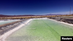 ARCHIVO: Piscina de salmuera utilizada para extraer litio en un salar de Cauchari Olaroz, cerca de Susques, Argentina, 8 de noviembre de 2017.
