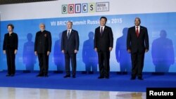 9일 러시아 우파에서 브릭스(BRICS) 정상회의가 열린 가운데 각 국 정상들이 기념사진 촬영을 하고 있다. 왼쪽부터 지우마 호세 브라질 대통령, 나렌드라 모디 인도 총리, 블라디미르 푸틴 러시아 대통령, 시진핑 중국 국가주석, 제이콥 주마 남아프리카공화국 대통령. 