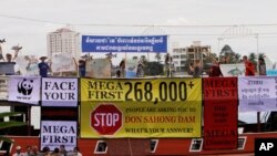 ការ​លើក​ផ្ទាំង​បដារ​ប្រឆាំង​នឹង​ការ​សាង​សង់​ទំនប់​ដន​សាហុង​នា​ពេល​កន្លង​មក
