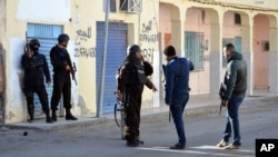 La police à Ben Guerdame, Libye