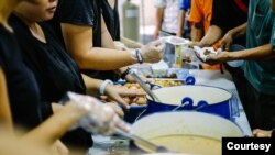រូបឯកសារ៖ ក្រុមអ្នកស្ម័គ្រចិត្តចូលរួមផ្តល់អាហារនៅហាងបាយ Pit Stop Community Cafe នៅក្រុងកូឡាឡាំពួរ ប្រទេសម៉ាឡេស៊ី។ 