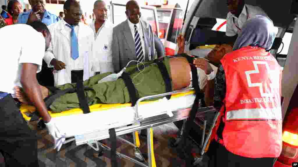 Le personnel médical prend soin d’une personne blessée lors de l'attaque de 'université de Garissa, Kenya, 2 avril 2015. 