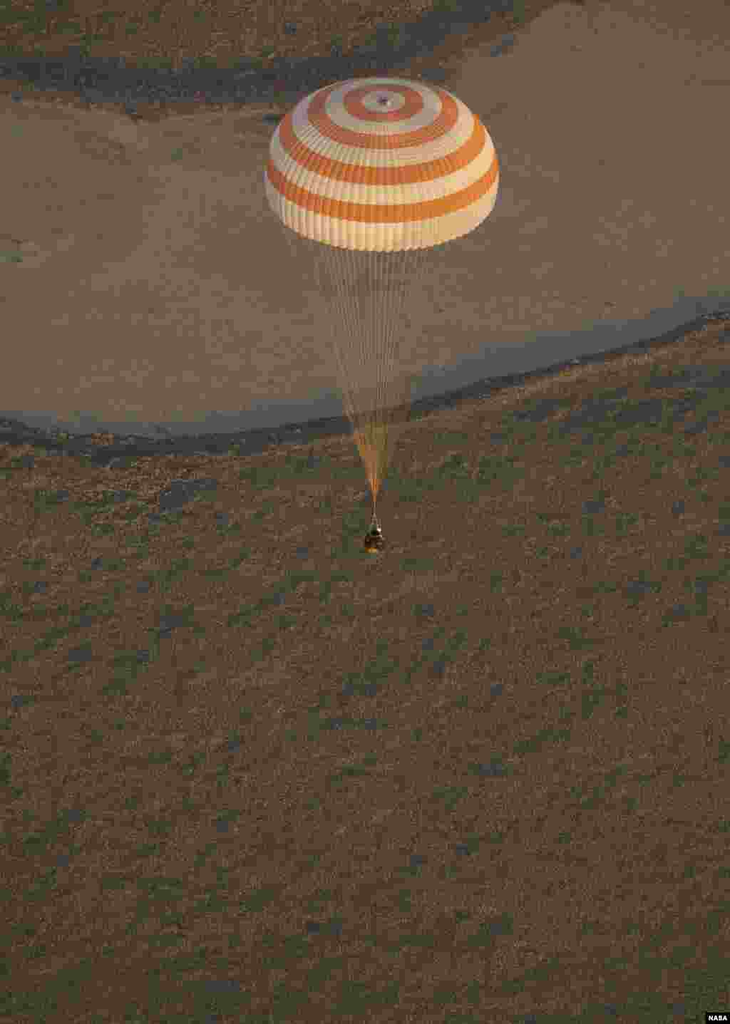 Kapsul Soyuz bersama 3 astronot sesaat sebelum mendarat di kota Zhezkazgan, Kazakstan. 