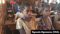 Quelques enfants pygmées attendent de commencer les cours dans une salle de classe, l’école ORA de Makodi en pleine forêt, à Betou, dans le nord du Congo-Brazzaville, 23 mars 2017. (VOA/ Ngouela Ngoussou)