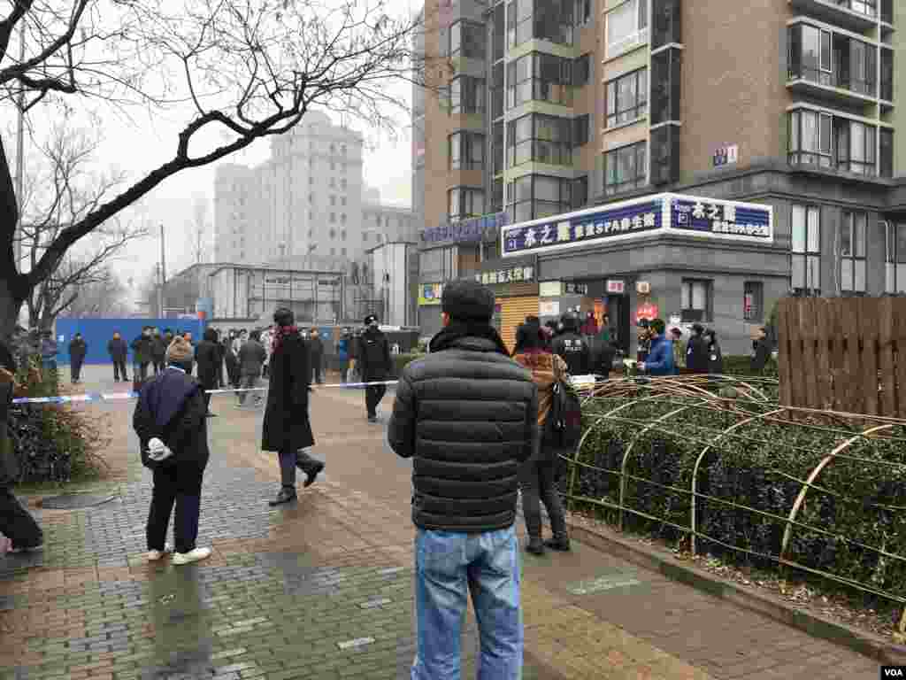  北京警方12月14日一早在法院入口附近拉起警戒線,阻止要求旁聽浦志強案庭審的西方外交官和中國公民接近法庭。 (美國之音葉兵拍攝)