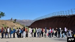AQSh chegarasiga yetib kelgan migrantlar karvoni, Kaliforniya shtati, 5-iyun, 2024. 