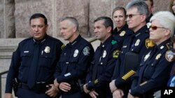 Le chef de la police d'Austin, Brian Manley, deuxième à gauche, et d'autres agents de police du Texas à Austin, au Texas, le 25 juillet.