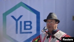 ARCHIVO - El presidente de Bolivia, Luis Arce, pronuncia un discurso, mientras da actualizaciones sobre las reservas de litio del país, en el Salar de Coipasa, en Oruro, Bolivia, el 20 de julio de 2023. 