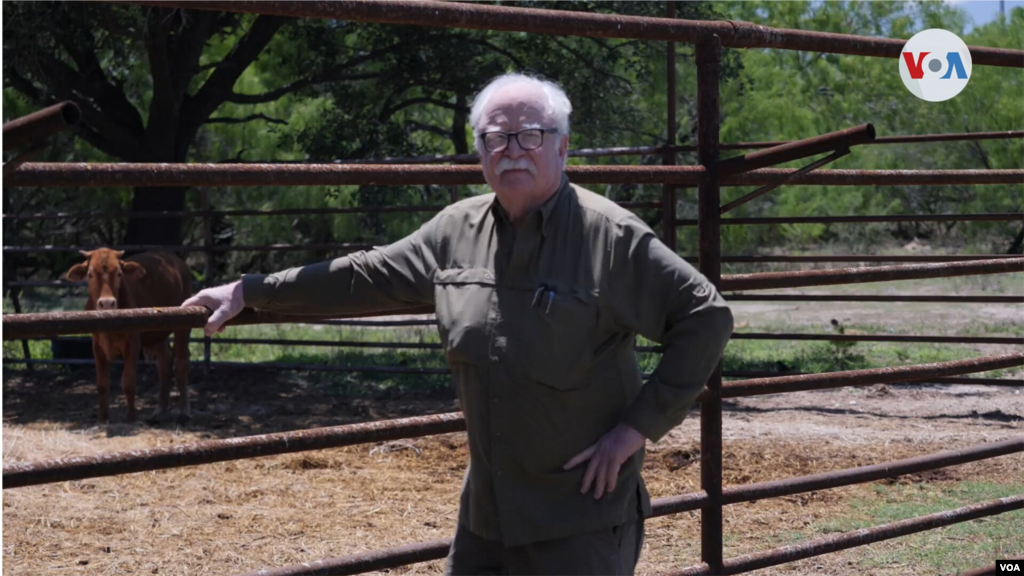 El veterinario Mike Vickers, propietario de un rancho que colinda con la frontera sur de Estados Unidos, en Falfurrias, Texas, es testigo diario de la pérdida humana y la crueldad de los traficantes de personas.