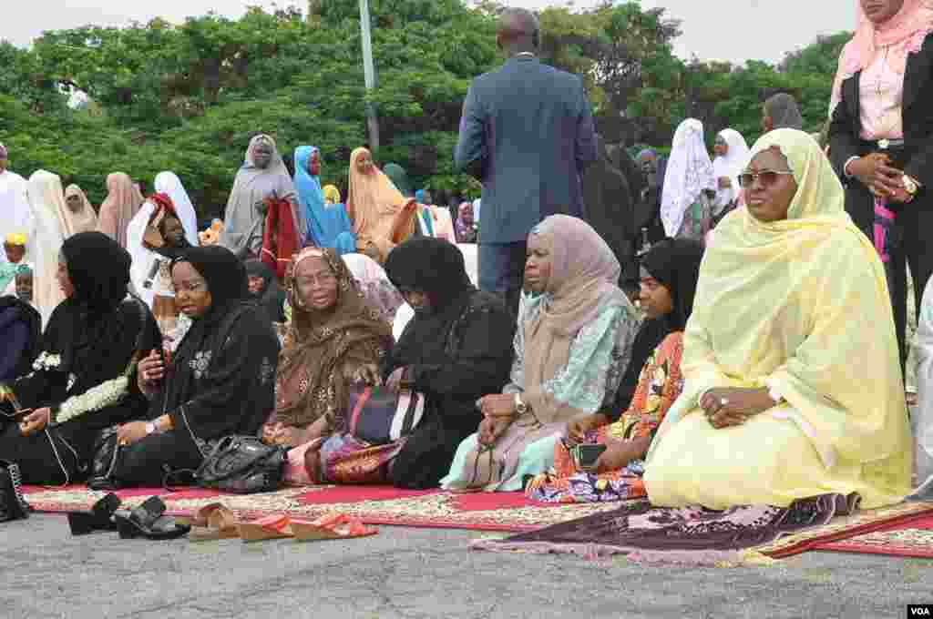 Aisha Buhari a filin sallar Eid Fitr da sauran jama'a.