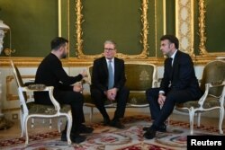 Ukraina rahbari Volodimir Zelenskiy, Britaniya Bosh vaziri Kir Starmer va Fransiya Prezidenti Emmanuel Makron Londonda suhbatda, 2-mart, 2025