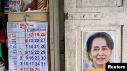 Un cartel anuncia la candidatura de la líder birmana Auu San Suu Kyi, que ha sido acusada de tibieza ante los abusos a los derechos humanos de los rohingya.