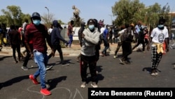 Des partisans du chef de l'opposition Ousmane Sonko, arrêté suite à des accusations d'agression sexuelle, manifestent à Dakar, au Sénégal, le 5 mars 2021.