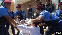 ARCHIVO. Un grupo de mujeres son detenidas en Nicaragua durante una manifestación en el año 2018. Foto :VOA