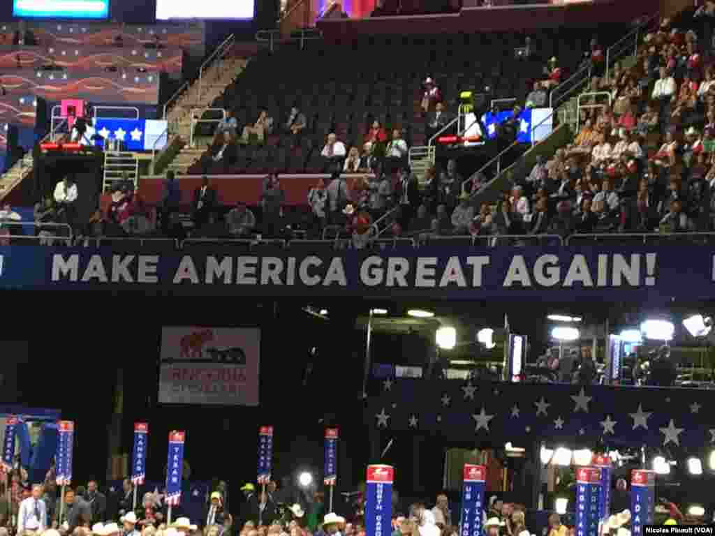 "Make America great again", le slogan du candidat républicain Donald Trump dans la Quicken Loans Arena, à Cleveland, Ohio, le 18 juillet 2016. (VOA/Nicolas Pinault).