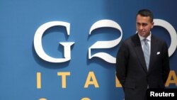 루이지 디 마이오 이탈리아 외무장관이 주요 20개국(G20) 회의 표지판 앞에서 주변을 응시하고 있다. (자료사진)