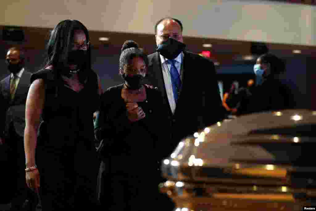 លោក Martin Luther King III និងក្រុមគ្រួសារ បានចូលរួមក្នុងពិធីរំឭកវិញ្ញាណក្ខន្ធរបស់លោក George Floyd នៅសាកលវិទ្យាល័យ North Central នៅទីក្រុង Minneapolis កាលពីថ្ងៃទី៤ ខែមិថុនា ឆ្នាំ២០២០។