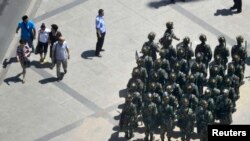 Polisi paramiliter bersenjata berjaga di kota Urumqi, Daerah Otonomi Uighur, Xinjiang (Foto: dok). Tentara China dan Kirgistan melakukan latihan gabungan anti-terorisme besar-besaran di perbatasan kedua negara Minggu pagi (11/8).