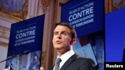 Le Premier ministre français Manuel Valls intervient lors d'une conférence de presse à l'issue d'une réunion du gouvernement sur la radicalisation et la lutte contre le terrorisme à l'Hôtel Matignon à Paris, le 9 mai 2016. REUTERS/Philippe Wojazer - RTX2DG27