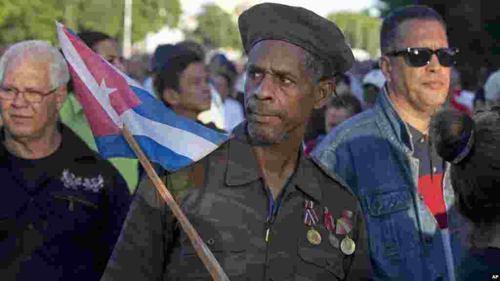 Ernesto Borbon, un ancien combattant de la guerre d'Angola sur a Place de la Révolution pour rendre hommage à Fidel Castro à La Havane, le 28 novembre 2016.
